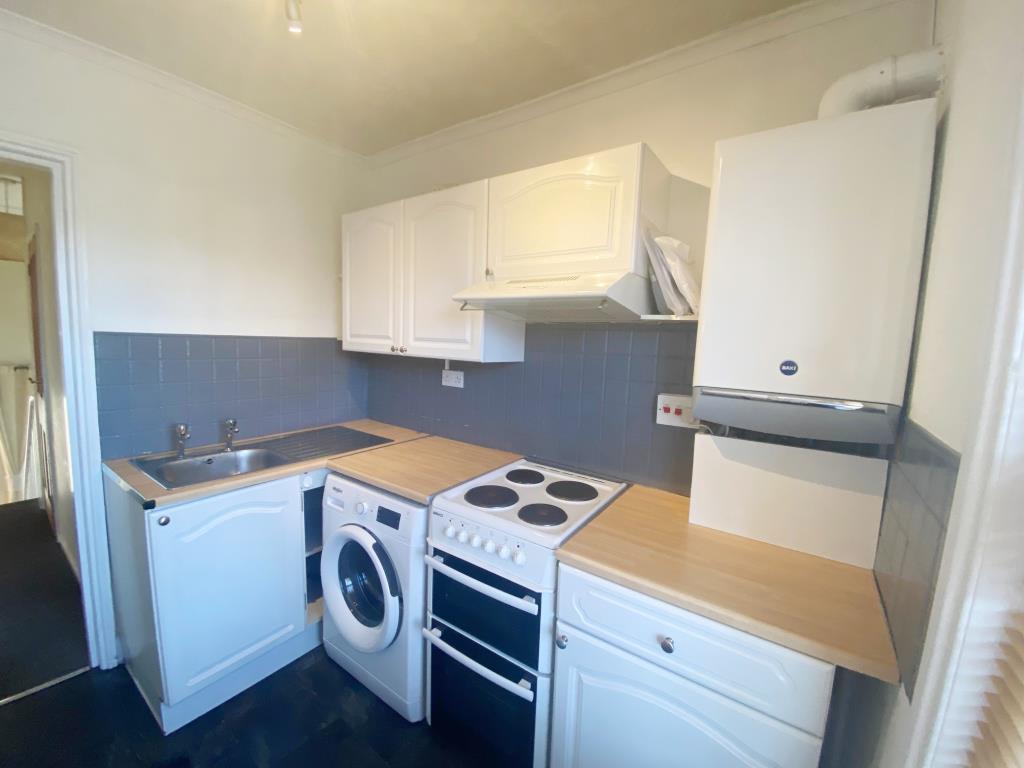 Lot: 99 - ONE-BEDROOM FLAT FOR REFURBISHMENT - Kitchen